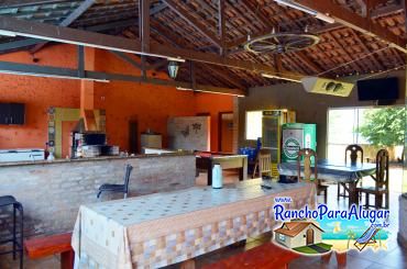Rancho Giroldo 2 para Alugar em Miguelopolis - Varanda com Área Gourmet