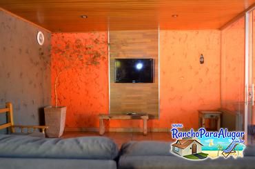 Rancho Giroldo 2 para Alugar em Miguelopolis - Sala com ar Split tv e Dvd